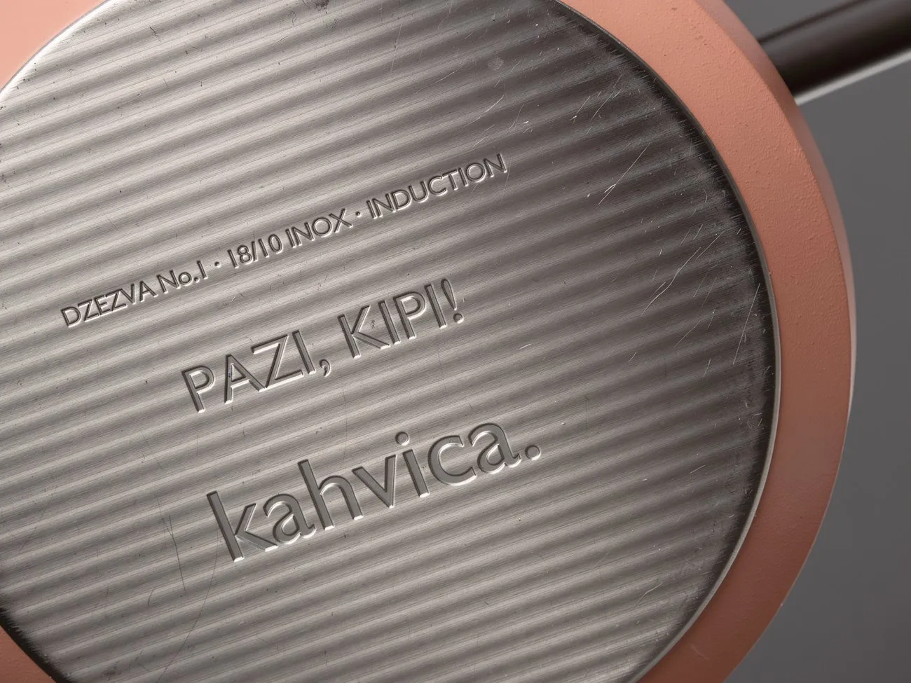 Dno džezve: obrađeni indukcijski disk s utisnutim natpisima kahvica, PAZI, KIPI! i specifikacijama
